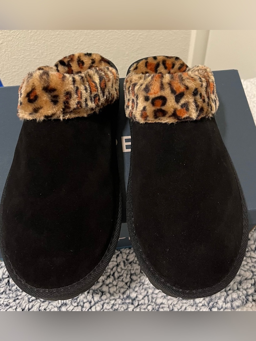 Sperry Black Clog Slippers with Leopard Print Faux Fur Collar